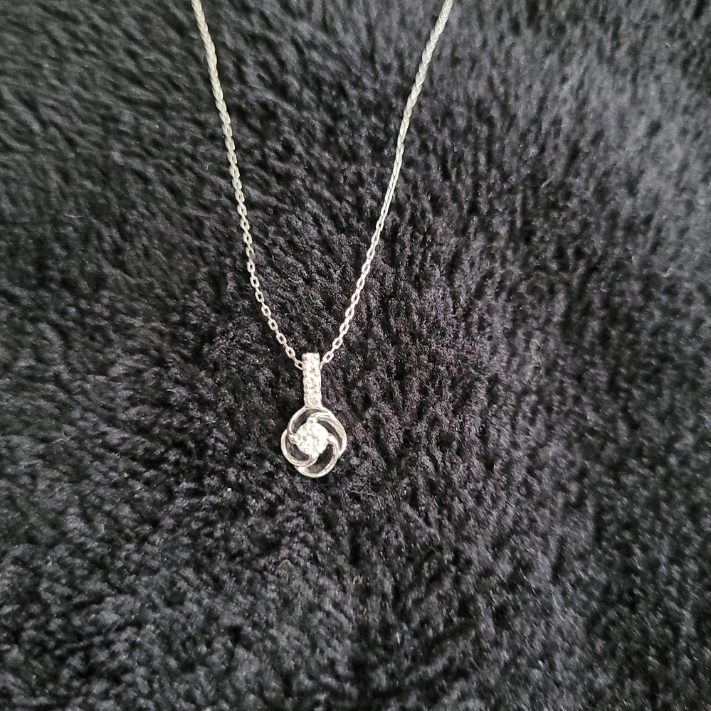 18K White Gold Necklace with Diamonds